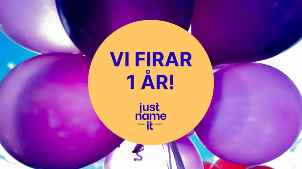 Lila ballonger runt en gul cirkel med texten ”Vi firar 1 år” och Just Name IT:s logotyp.