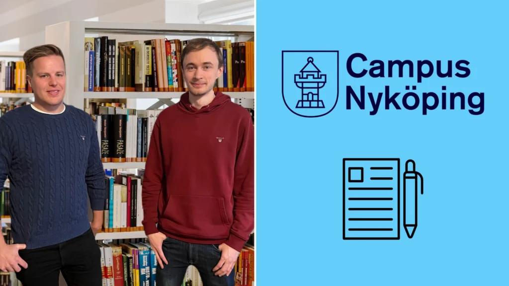 Thom Flodqvist och Erik Gårlin framför en bokhylla, bredvid Campus Nyköpings logotyp.