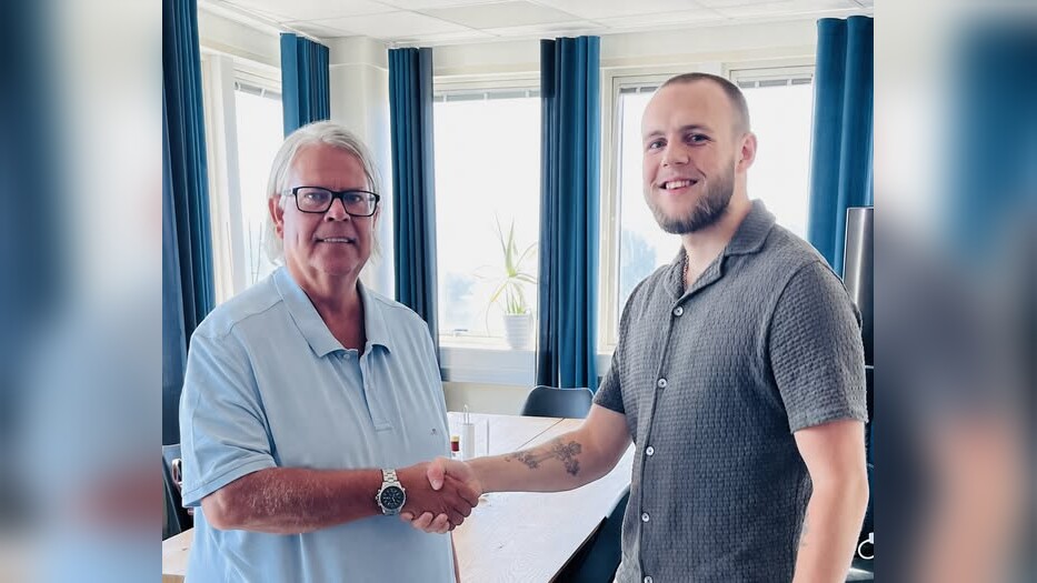 Frasse Nordström, ny servicetekniker i Västerås, välkomnas med ett handslag.