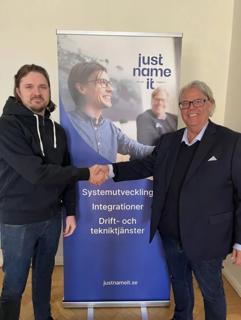 Filip och Magnus skakar hand