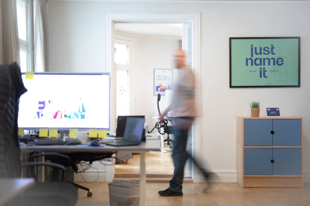 Kontoret i Eskilstuna, med vår gröna logotypaffisch på väggen.